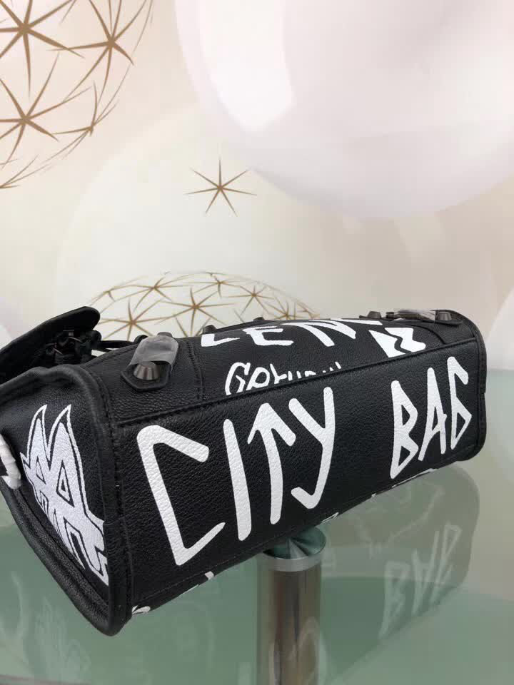 BALENCIAG巴黎世家 歐洲水貨 Balenciaga city小黑釘 限量 原廠爆裂紋羊皮 黑白塗鴉 手提肩背斜挎包  BL1759